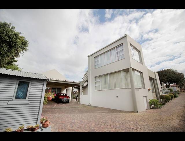 4 BEDROOM HOUSE FOR SALE IN HARTENBOS HEUWELS